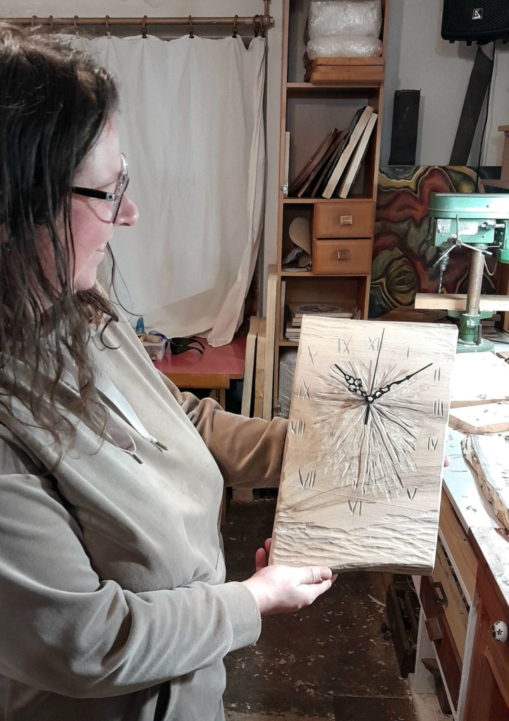 žena si vyrobila dřevěné hodiny